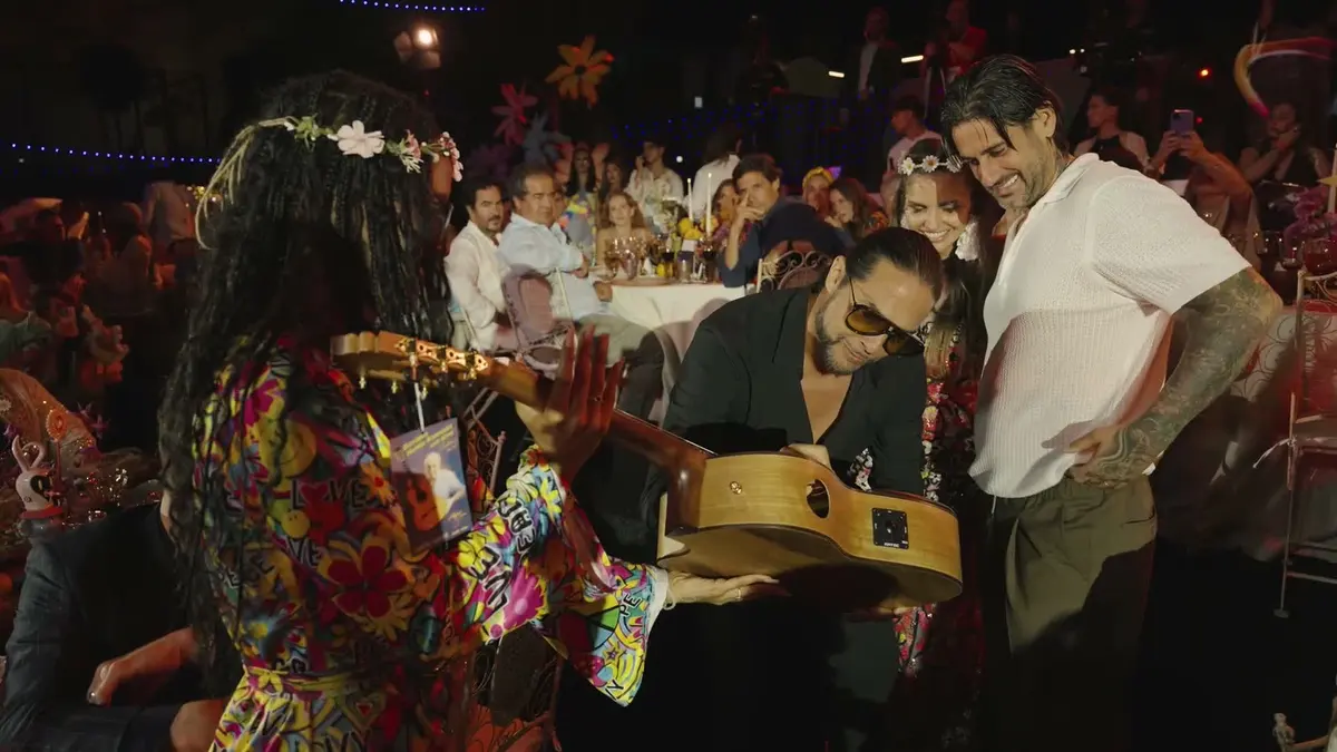 Joaquín Cortés signing the soundboard of the guitar during the Starlite Occident Gala