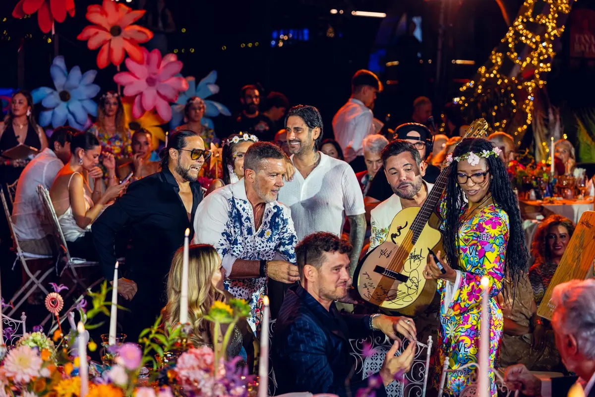 The signed guitar on the table, with Joaquín Cortés, Antonio Banderas, Michael Bublé and Miguel Poveda
